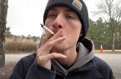 Лечение зависимости от табакокурения в городе Кулебаки Мужчина с сигаретой делает затяжку