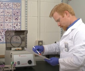 Клиника лечения наркозависимости в городе Кулебаки Врач в кабинете клиники