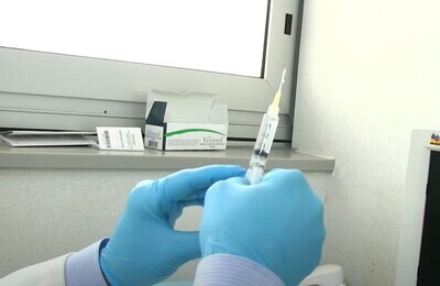 Проведение кодирования Вивитролом в городе Кулебаки Шприц с Вивитролом в руках у врача